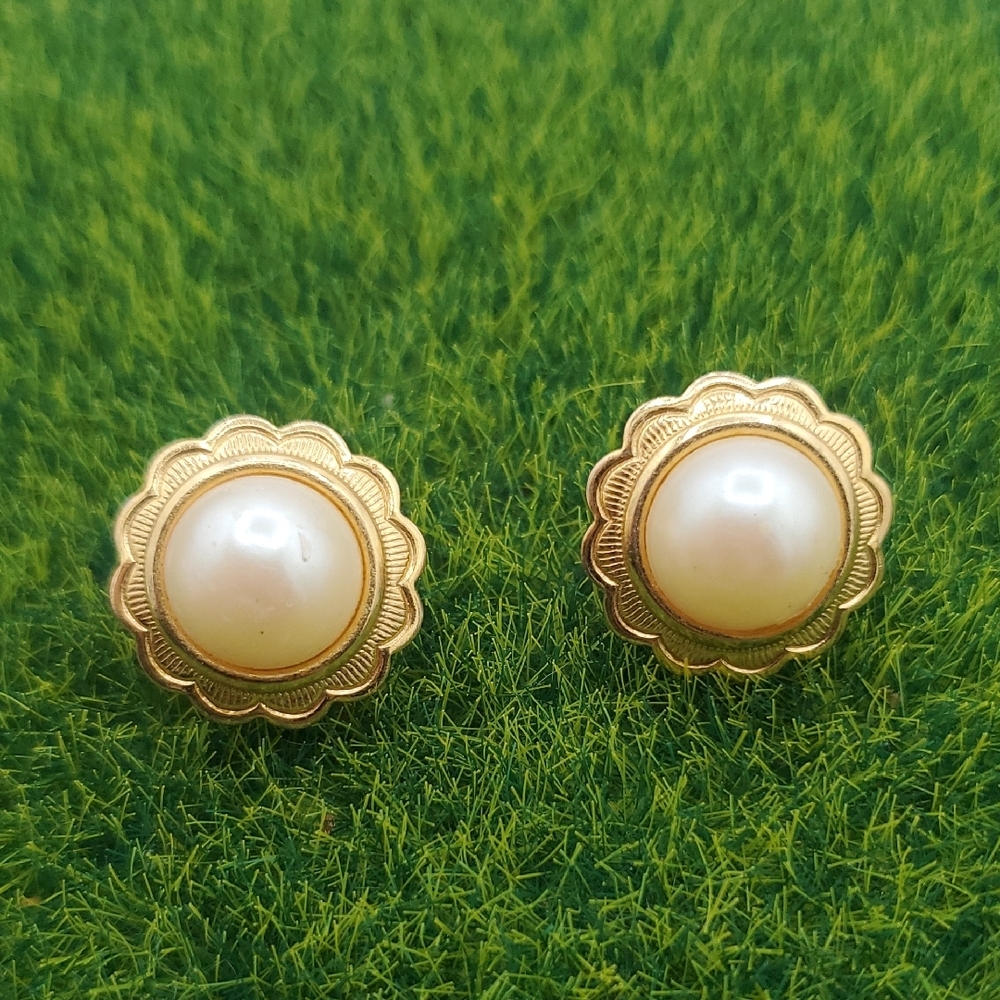 Gold Tone Pearl Flower Stud Earrings - Classic Women's Jewelry E170